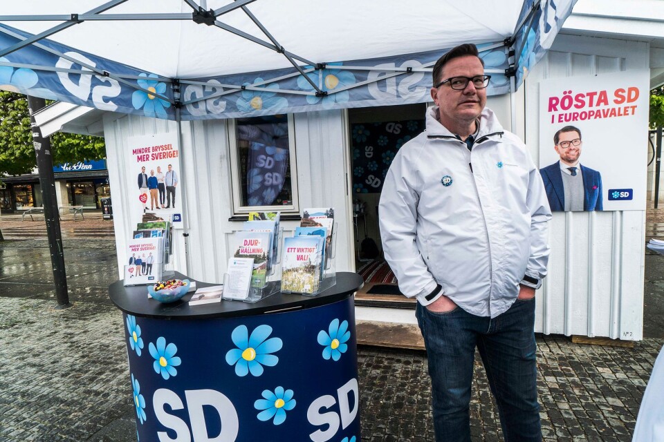 SD är ett av tre partier som ställt en valstuga på Stora torget inför EU-valdet. ”Vi är ett stort parti och tycker att det är viktigt att synas inför valet”, säger Anders Alftberg, politiks sekreterare för SD i Borås. Foto: Ceasar Segergren