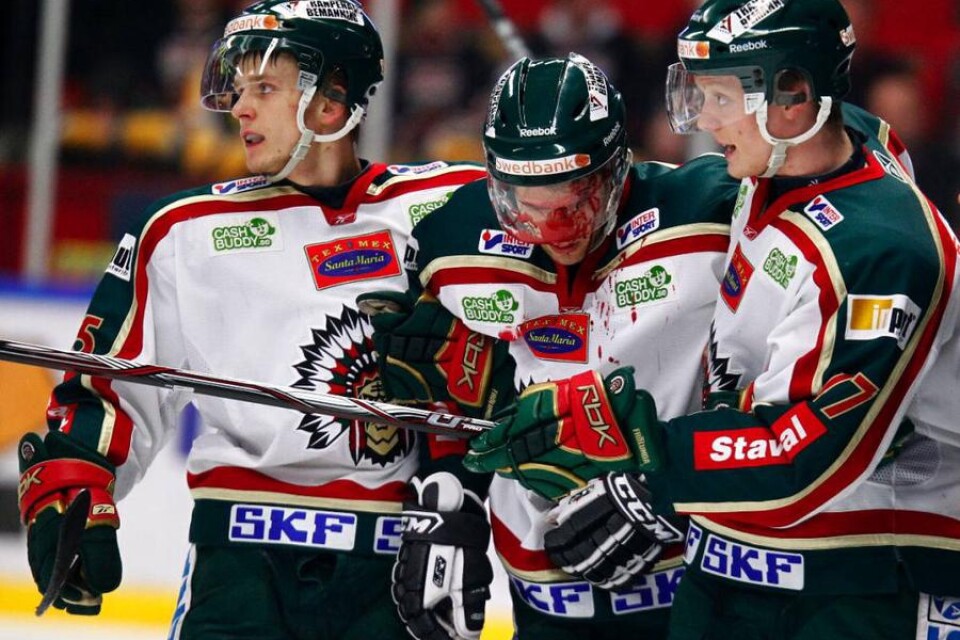 Jens Karlsson hjälps av isen av lagkamraterna Nicklas Lasu och Carl Klingberg. Samtliga tre har för övrigt spelat med Borås HC under säsongen.