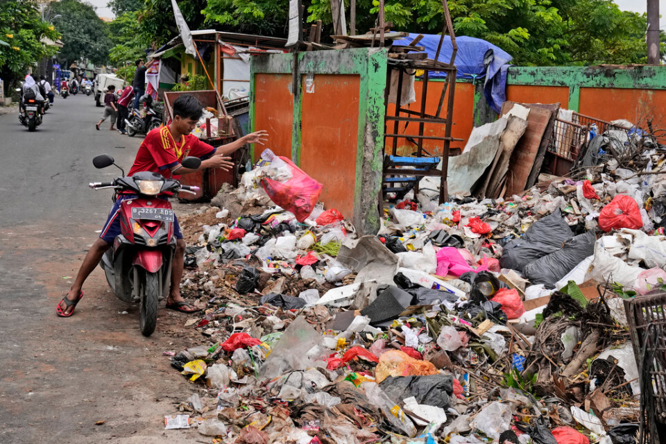 Nedskräpning är ytterligare ett problem i Jakarta.