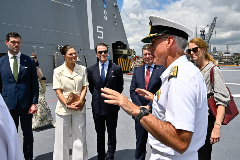 Kronprinsessan Victoria och prins Daniel besöker flottbasen HMAS Kuttabul i Sydney. Till vänster utrikeshandelsminister Johan Forssell (M).