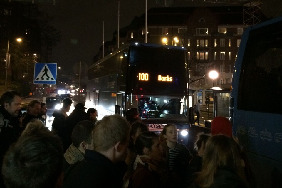 Efter lång väntan kom bussar till Korsvägen vid klockan 21.45. BT:s nattreporter var en av dem som blev försenad.