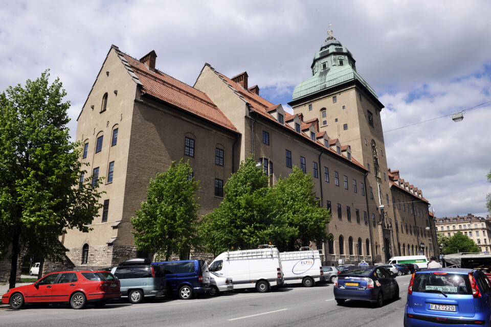 En polis i Stockholm åtalas vid Stockholms tingsrätt för att under ett ingripande ha tvingat en oskyldig tonåring att ta av sig naken. Arkivbild.