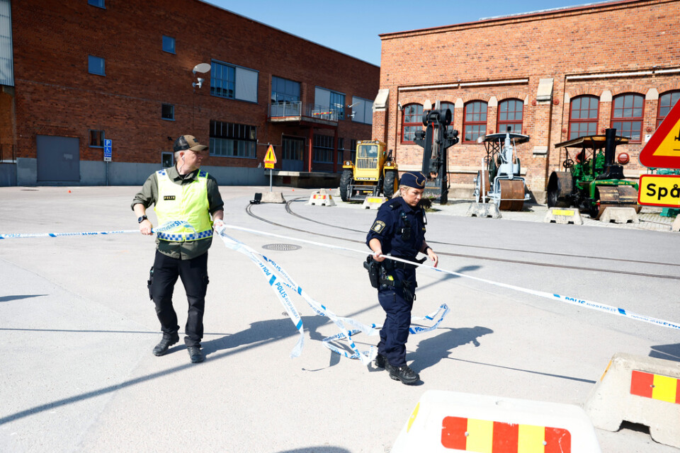 De tre våldsbrotten som skett under senaste veckan i Södermanland verkar sakna koppling till varandra. Bilden visar polisens avspärrningar utanför Munktellarenan i Eskilstuna, där knivbeväpnade tonåringar slagits.