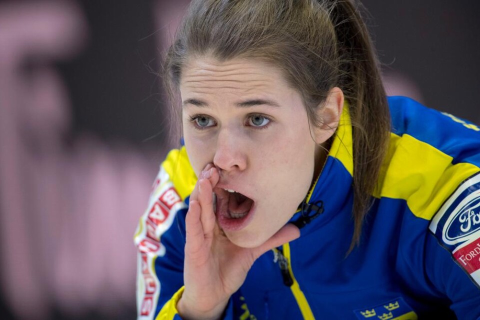 Sveriges curlingdamer i Lag Anna Hasselborg avslutade VM-gruppspelet i Kanada med sin andra förlust, 5-8 mot Skottland. Skotskorna tog kommandot direkt genom att gå fram till 4-0 efter två omgångar och släppte sedan aldrig greppet mot det olympiska mäs