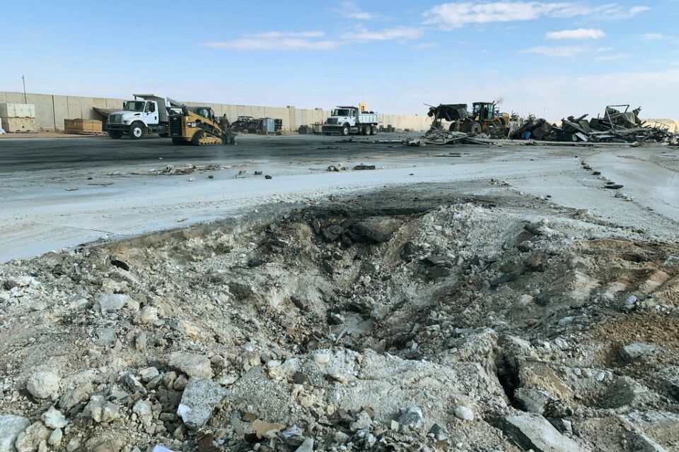 En krater vid militärbasen Ayn al-Assad efter den iranska robotattacken.