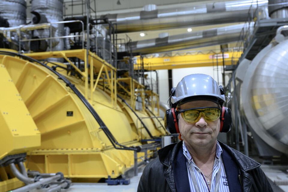 Stängningschef Lars Björnkvist vid en av de två jättegeneratorerna.
