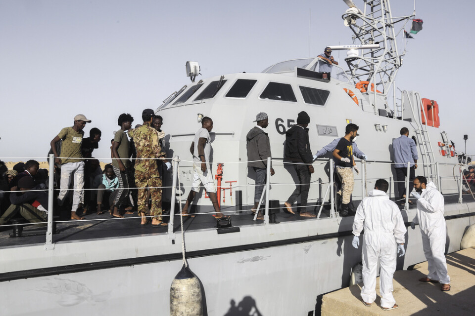 MIgranter som går iland i staden Khom från ett av den libyska kustbevakningens fartyg. Arkivbild