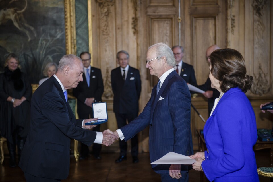 Allan Larsson tog 2018 emot H.M. Konungens medalj 12:e storleken i Serafimerordens band för framstående insatser inom svensk politik och statsförvaltning från kung Carl XVI Gustaf.
