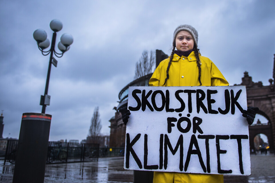 Greta Thunberg med sin världsberömda skylt. Arkivbild.