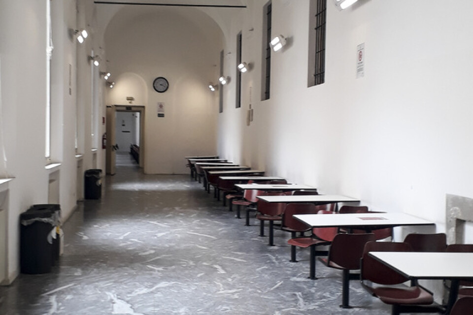 I korridorerna på universitetet i Milano är det vanligtvis fullt med studenter. Men sedan virusutbrottet är universitetet stängt för studenter.
