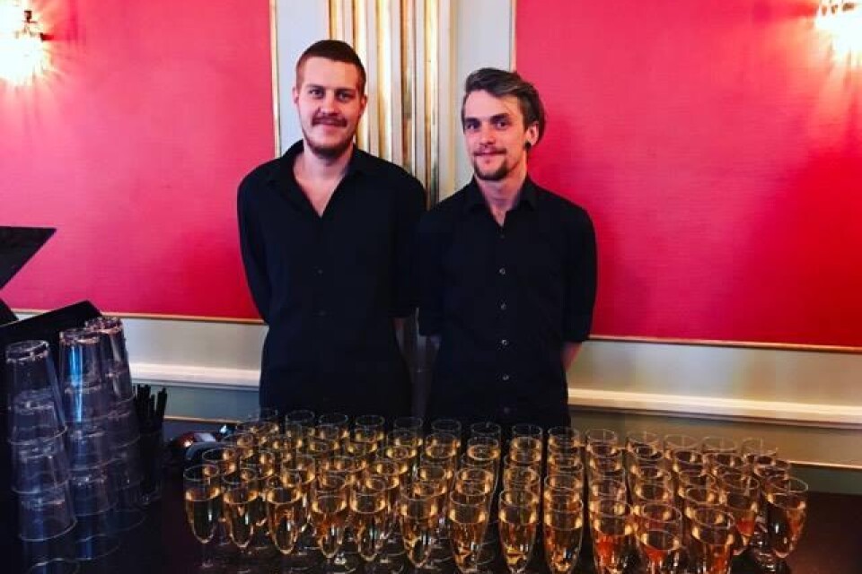Eric Friberg och Joakim Trulsson serverade Champagne till gästerna. Foto: Emma Koivisto