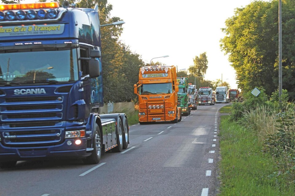 Ett stort antal lastbilar anlände i konvoj redan på fredagskvällen till Degerhamn. Foto: Roland Andersson