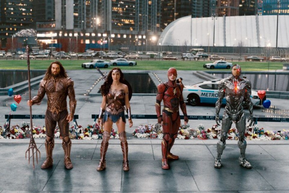 DC Comics samlar sina hjältar i "Justice league" för att rädda biljettintäkterna. Från vänster Jason Momoa, Gal Gadot, Ezra Miller och Ray Fisher.