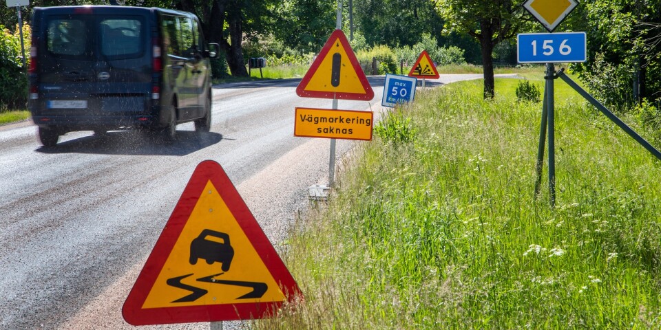 Trafikverket har satt upp skyltar som varnar för bland annat stenskott och ”slirig” vägbana vid vissa avsnitt på väg 156 mellan Tranemo och Ljungsarp – men ingen som varnar för att däcken riskerar att bli nedsmetade med tjära.