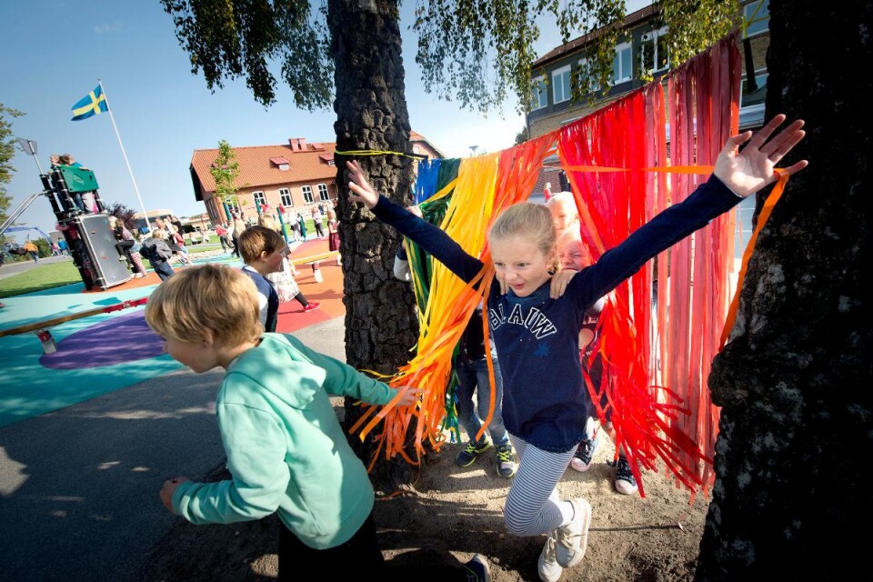 Cajsa Enroth i årskurs två leker på den nya skolgården tillsammans med klasskompisar. Foto: Lasse Ottosson