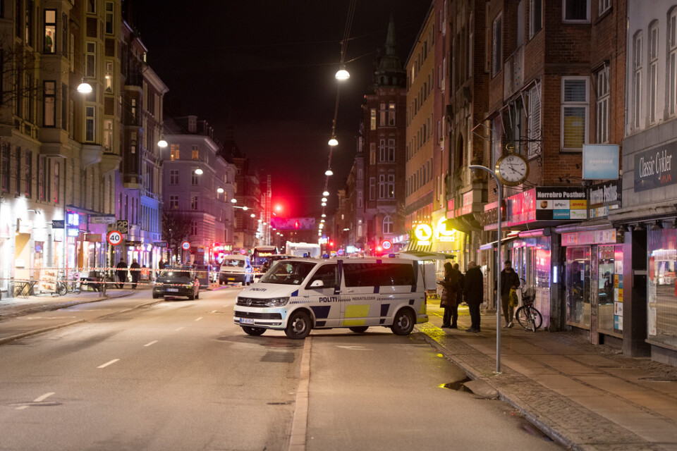 En man sköts till döds i stadsdelen Nørrebro i Köpenhamn på torsdagen. En ung man från Göteborg har anhållits och begärts häktad för mord.