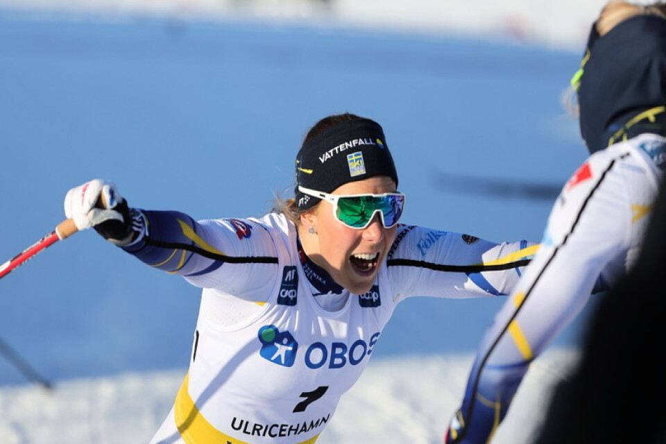 Johanna Hagström jublar efter andraplatsen i damernas sprintfinal i världscupen i Ulricehamn på lördagen.