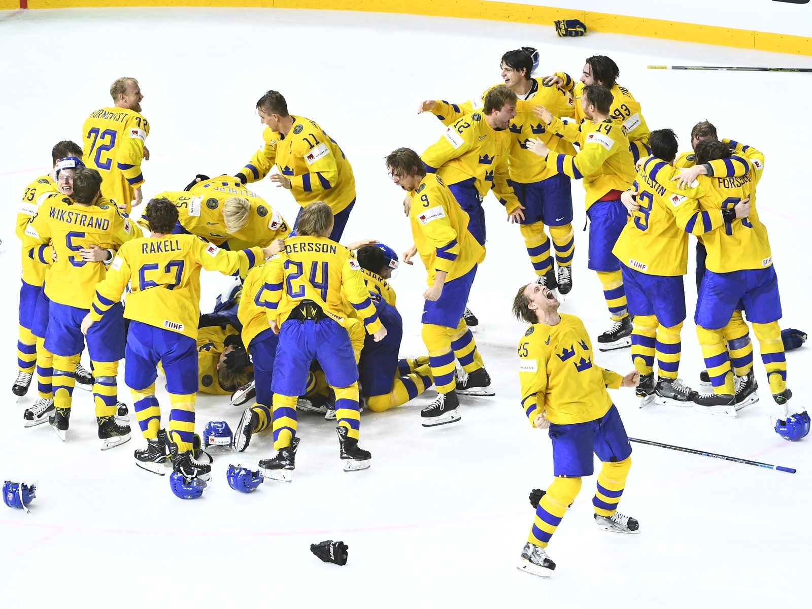 KÖPENHAMN 20180520
Sverige jublar efter segern i finalen i ishockey-VM mellan Sverige och Schweiz i Royal Arena.
Foto: Claudio Bresciani / TT / Kod 10090 ***Bilden ingår i SPORTPAKETET. För övriga BETALBILD***