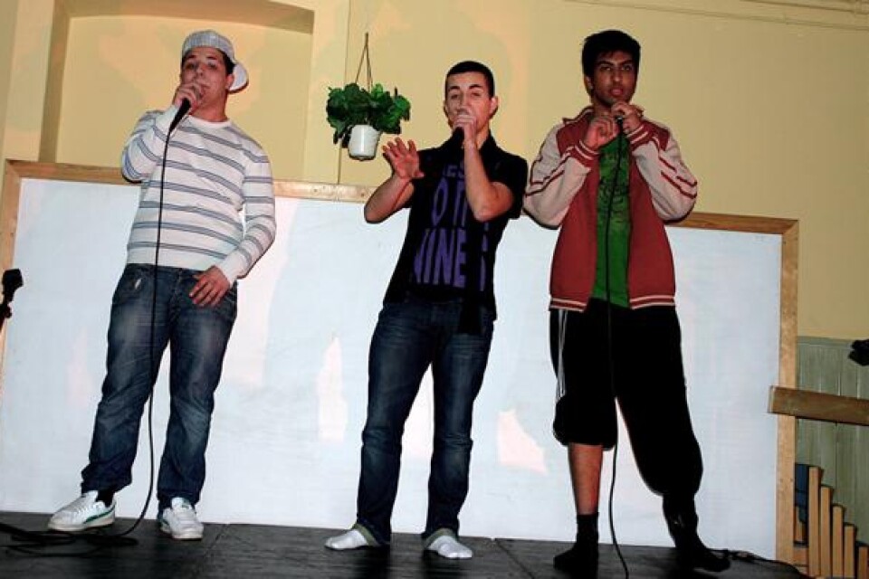 De tre rapparna Shqiprim Spahiu "X.L", Kastriot Spahijaj "Prince" och Dzemaiji Arift "25 öre" underhöll i samband med invigning av fritidsgårdens musikstudio. Det är de som varit pådrivande i projektet.