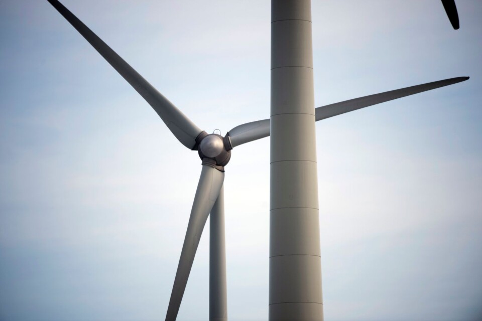 Kalmar kommun och Kalmarhems agerande för att undgå att betala energiskatt för vindkraftsel får hård kritik av dagens debattörer som anser att det är orimligt att det ska gå att köpa sig skattefrihet.