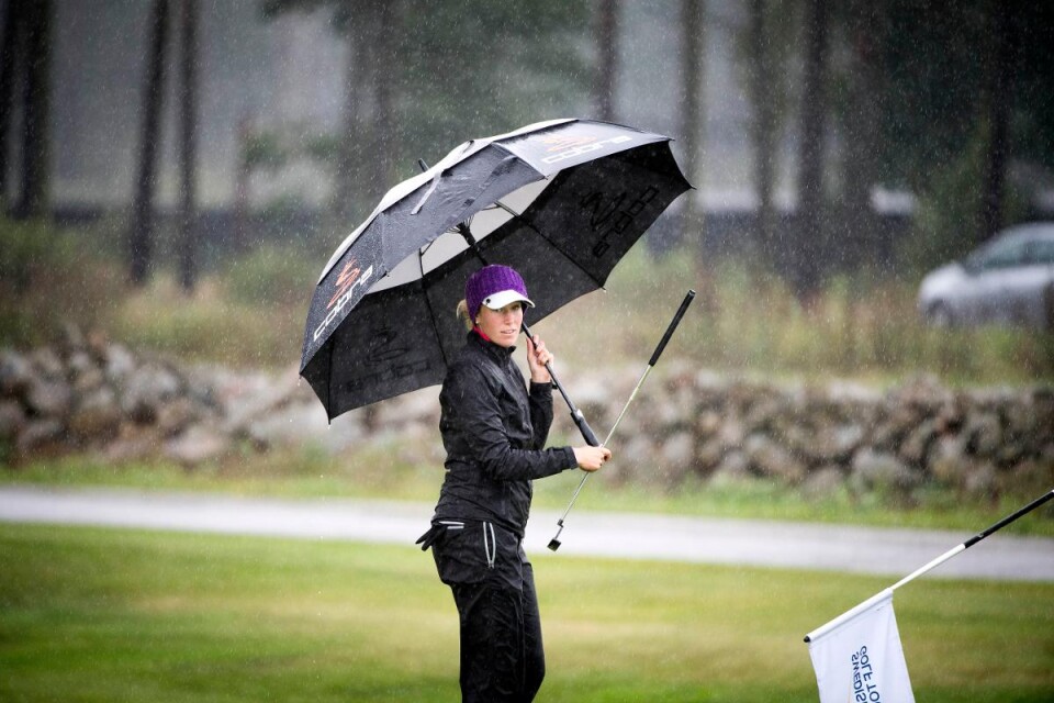 Emma Nilsson, Sölvesborgs GK kämpade på i regnet. Foto: BO AKESSON