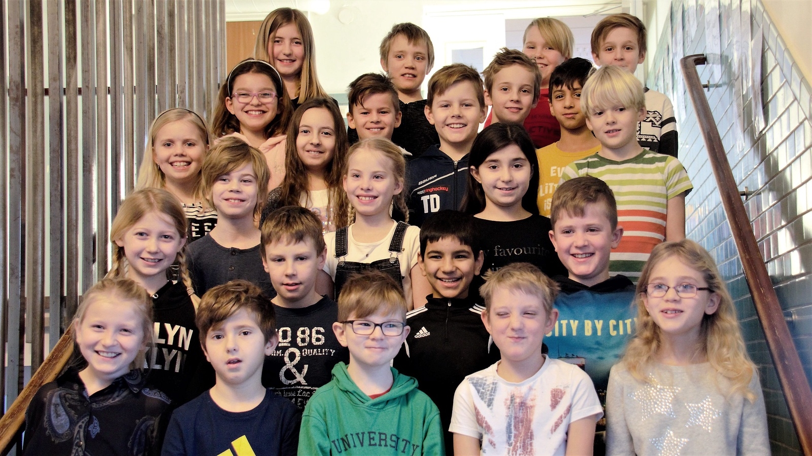Här har vi alla härliga elever i klass 3 på Grönänsskolan i Hässleholm, som idag berättar om sina positiva egenskaper. Vilken härlig läsning! PRIVAT BILD