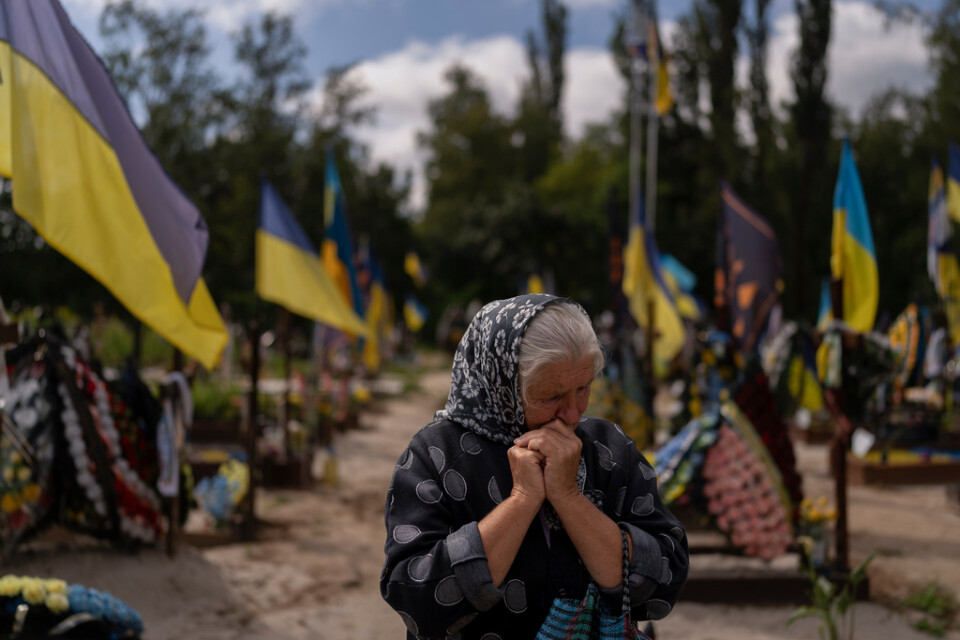 En ukrainsk kvinna besöker sin sons grav i Ukraina. Han dödades i kriget förra året.