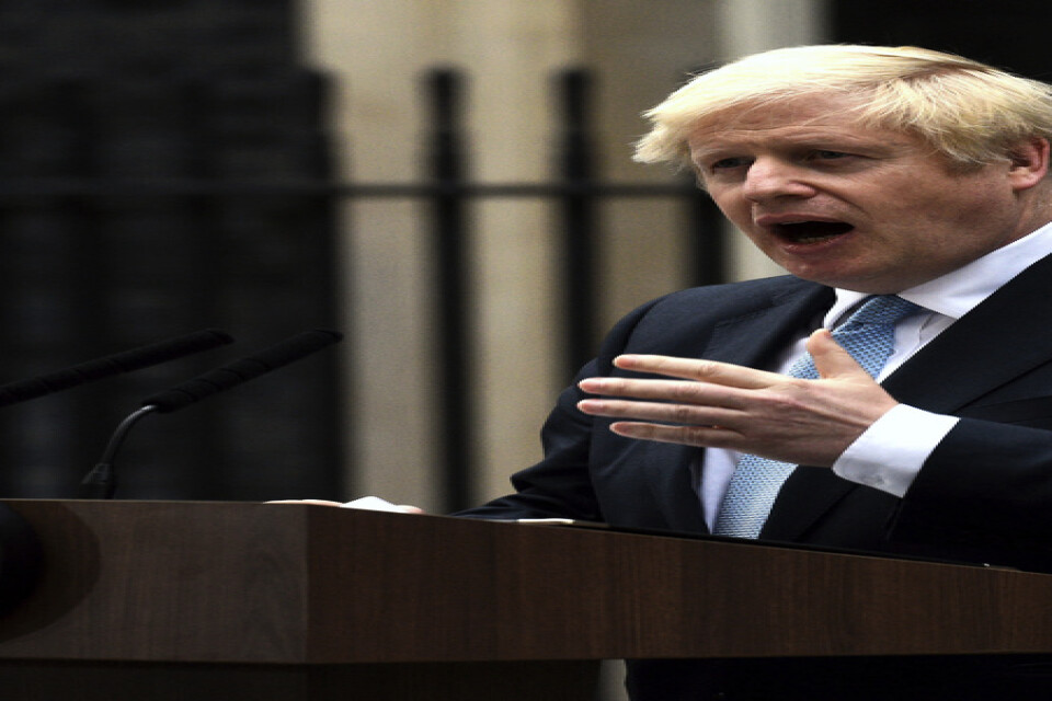 Storbritanniens premiärminister Boris Johnson talar utanför 10 Downing Street i London.