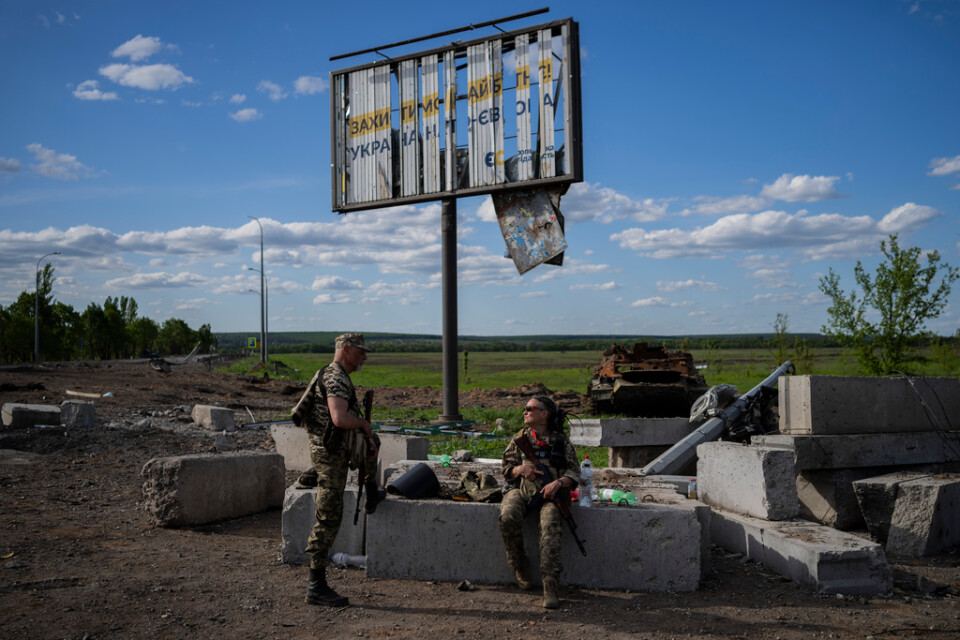 Ukrainska soldater vaktar ett område i norra Charkiv.
