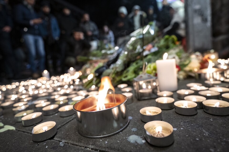 Ljus och blommor på platsen där en 15-åring skjutits till döds. Arkivbild.
