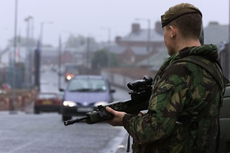 En brittisk soldat står på vakt i Belfast. Soldaten är inte den nu dömde mannen. Arkivbild.