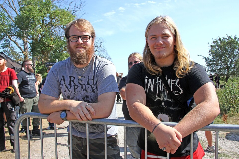 Tobias Book, Emmaboda, och Liam Adén, Vassmolösa, stod längst fram när det närmade sig insläpp. Favoritbanden är Hardcore Superstar och In Flames.