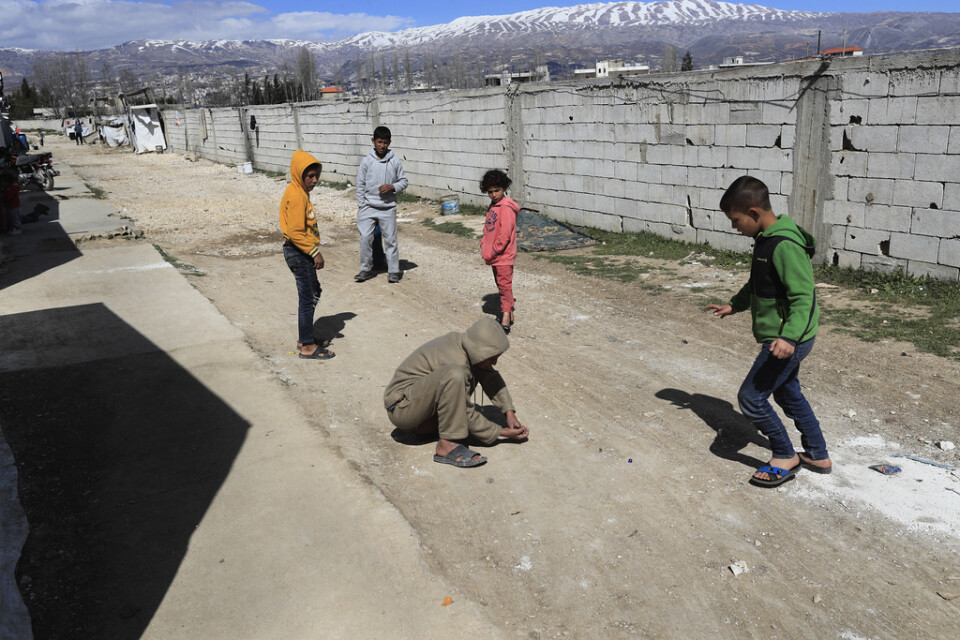 Syriska flyktingbarn leker utanför sina familjers tältbostäder i ett flyktingläger i Bar Elias i Bekaadalen i Libanon. Bilden är från den 5 mars.