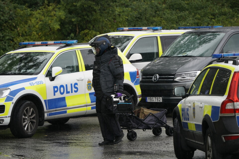 Bombtekniker var på plats för att undersöka ett misstänkt farligt föremål på Kvartettgatan i Malmö, men det visade sig vara en del av en ytterdörr som skadats vid ett inbrottsförsök.