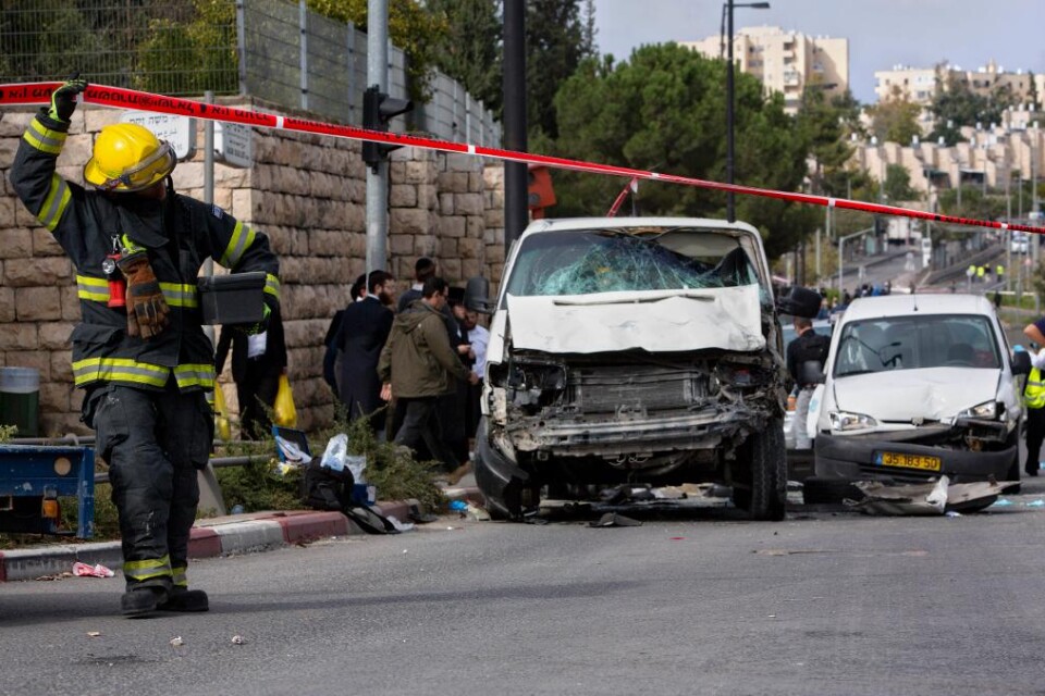 Enligt polisen tyder mycket på att den palestinier som dödade en man och skadade en kvinna allvarligt när han med bil rammade en busshållsplats i det ockuperade östra Jerusalem gjorde det med flit. - Utredningen och de initiala fynden stärker misstankar