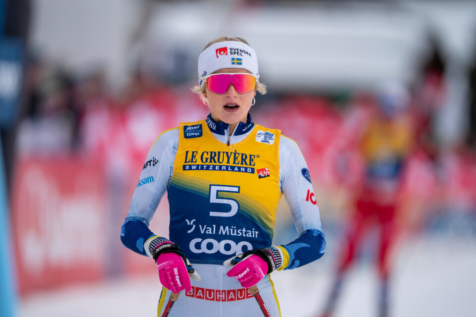 Frida Karlsson ser ut att vinna den tredje etappen i Tour de Ski.