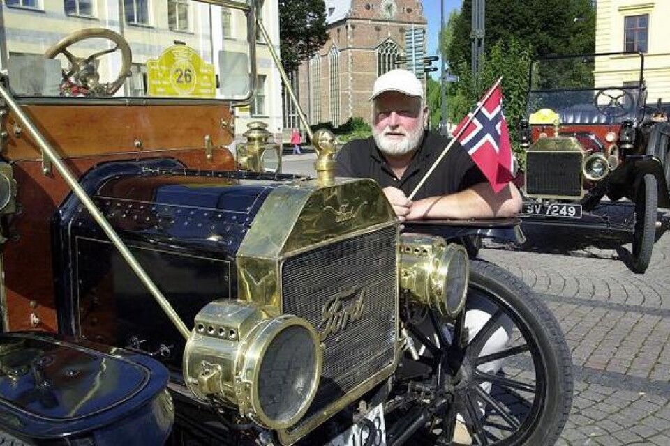 T-Fords träff på Stora Torg i Kristianstad i lördags. Knut Olsen från Oslo hade den äldsta bilen från 1910. Bild: PER ROSENQVIST