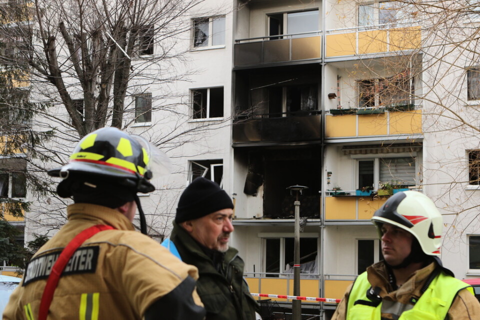 En person har omkommits och runt 25 skadats vid en explosion i ett flerfamiljshus i Tyskland.
