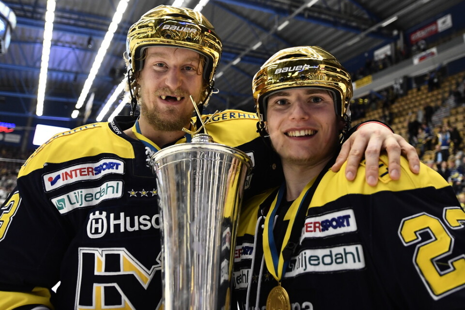 Lias Andersson, höger, och Oscar Sundh med SM-guldpokalen våren 2017. Arkivbild.