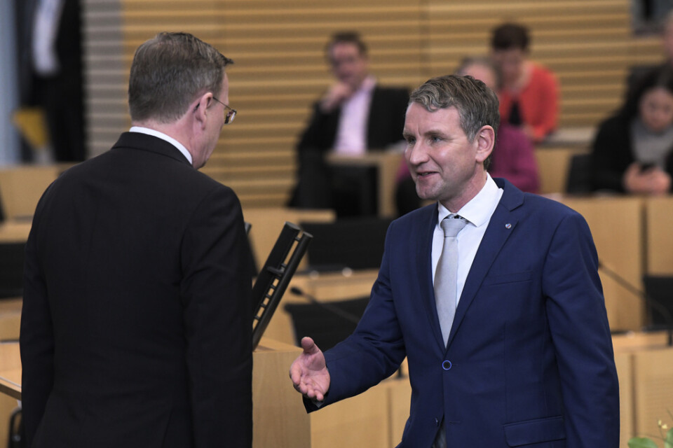 AFD-kandidaten Björn Höcke sträcker fram handen men får nobben av Bodo Ramelow.