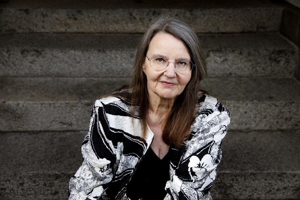 Författare Eva Ström är född 1947 och bor i Kristianstad. Hon debuterade med en diktsamling för 45 år sedan, och har efter det gett ut en rad titlar, såväl romaner som poesi. Hon är också skribent och översättare. Och är sedan 2010 ledamot av Kungliga Vetenskapsakademien.