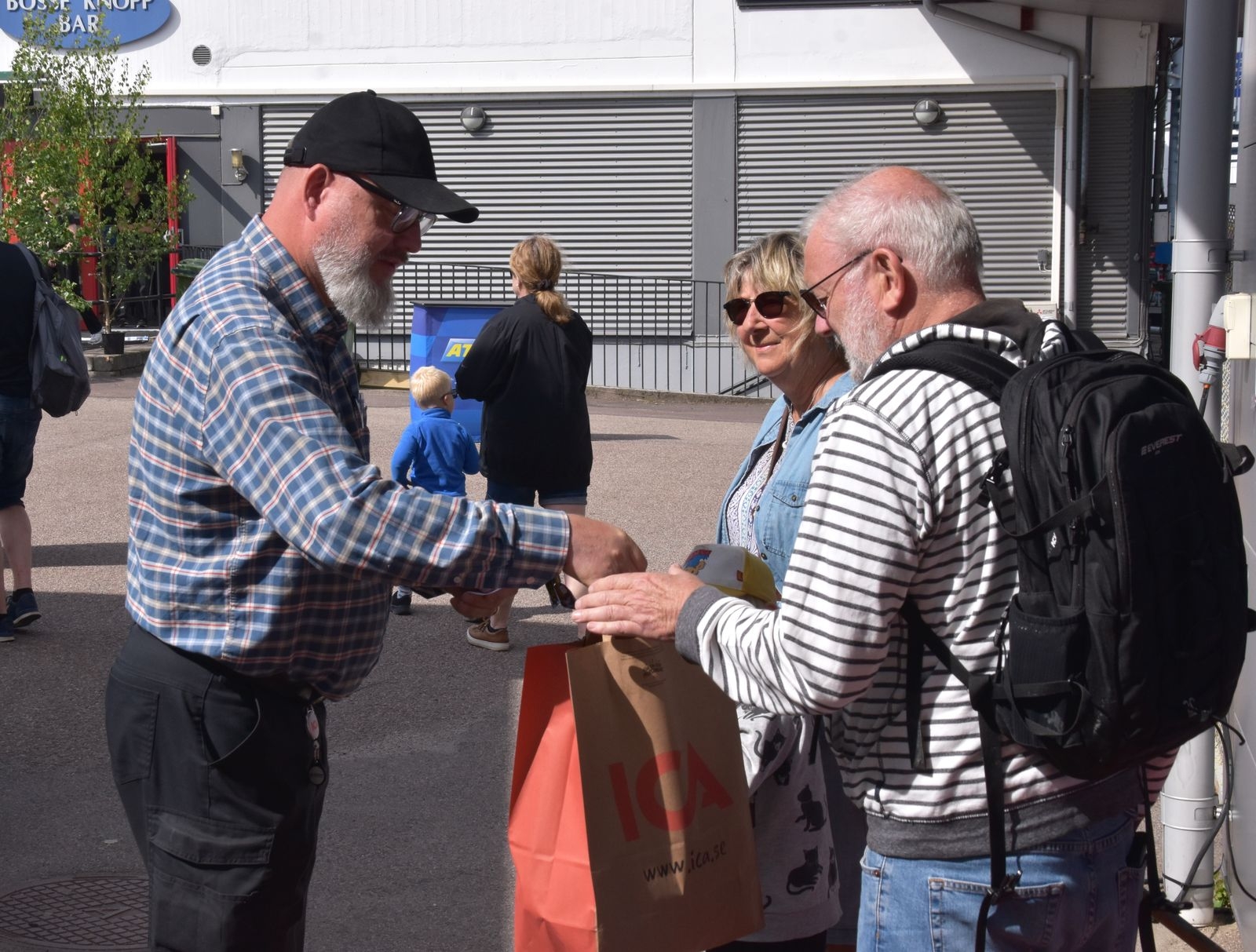 ICA-handlarna med bland annat Richard Teern, från ICA Supermarket i Borgholm, bjöd på goodiebags till de 500 första besökarna.