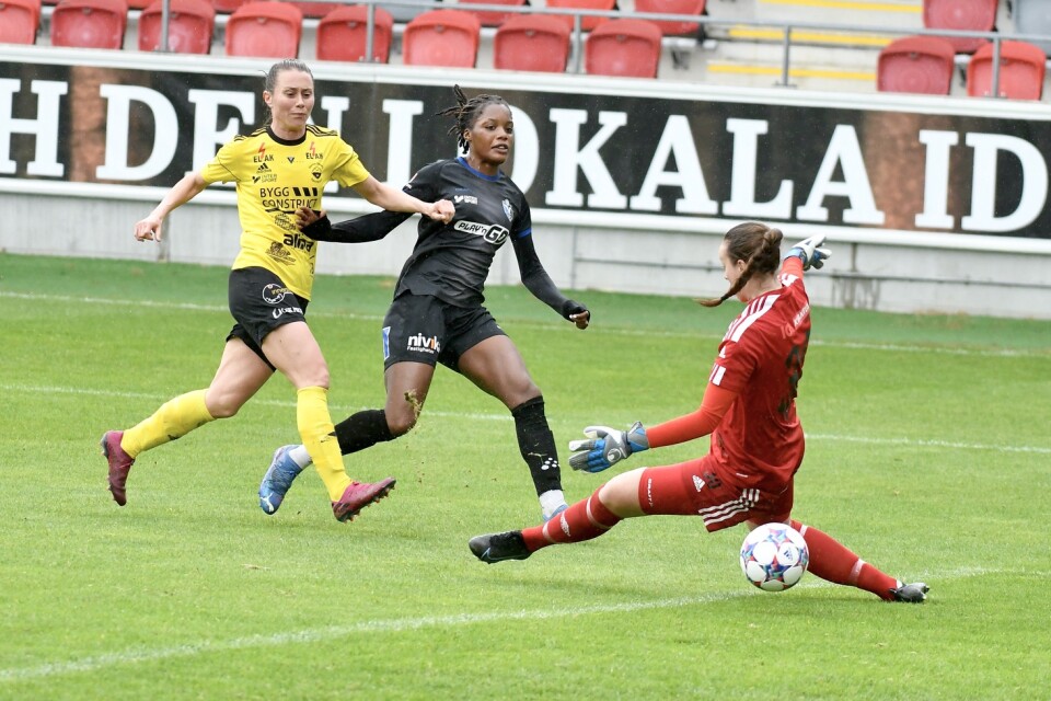 Evelyn Ijeh skjuter 2–1 till Växjö DFF mellan benen på Gamla Upsalas keeper Lina Lundqvist.