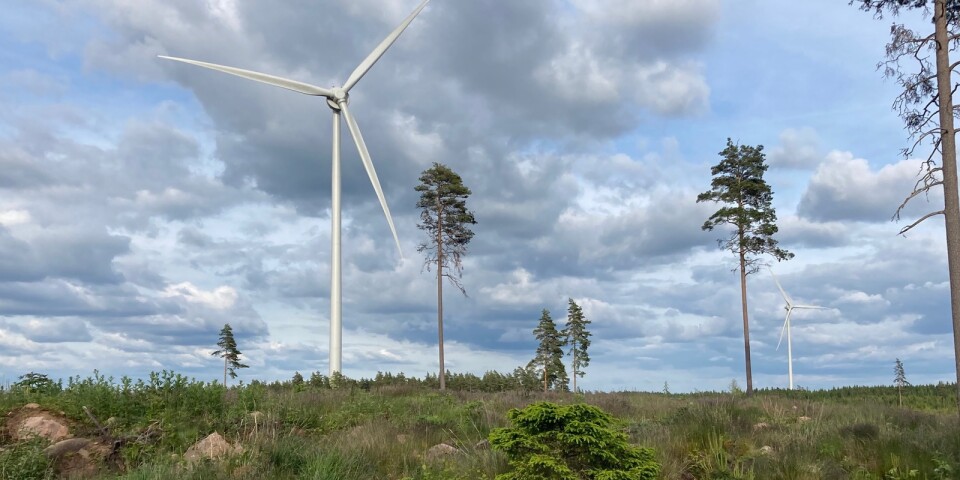 I dag byggs vindkrafttorn ofta av stål eller betong. På bilden, vindkraftverk i Trädet i Ulricehamn.