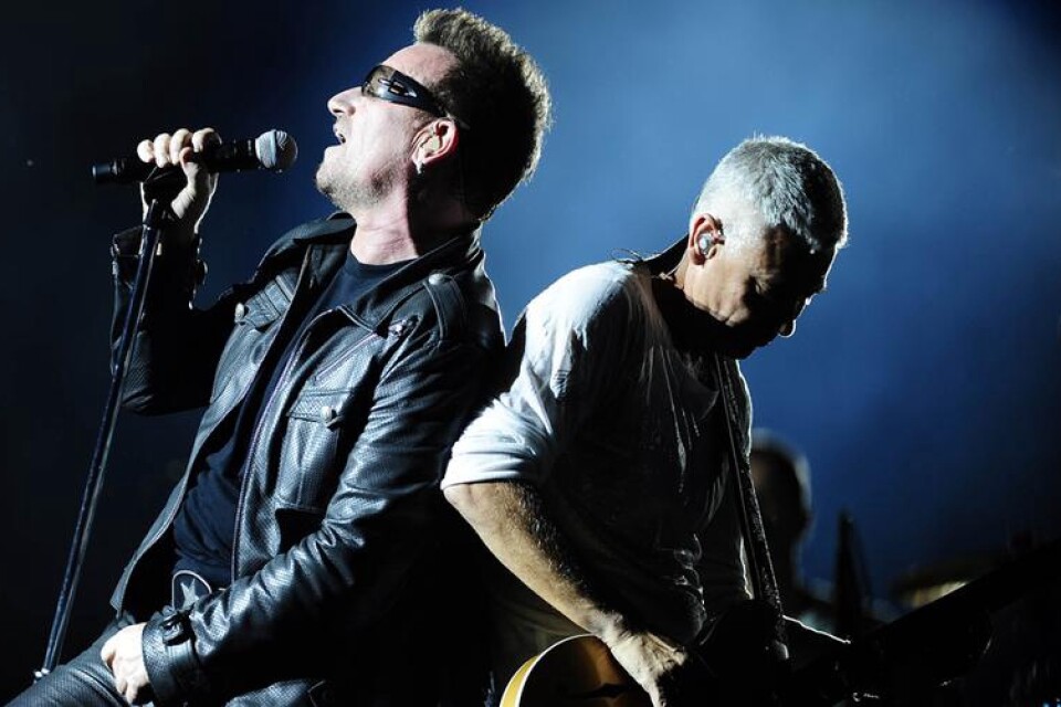 Bono och Adam Clayton under en konsert.