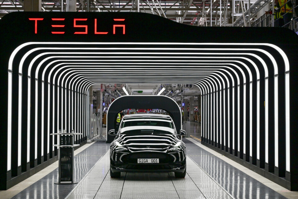 Tesla visar upp sin model Y vid fabriken i Berlin under våren. Aktien har liksom de flesta teknikaktier backat rejält senaste tiden. Arkivbild.