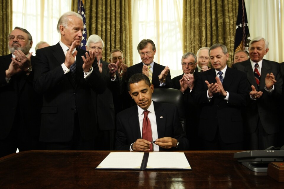 Den 22 januari 2009, då Barack Obama skrev under ett antal presidentordrar, bland annat en om att stänga det omstridda fånglägret Guantánamo. Han misslyckades dock. Till vänster i bild om den sittande dåvarande presidenten står den nuvarande, Joe Biden.
