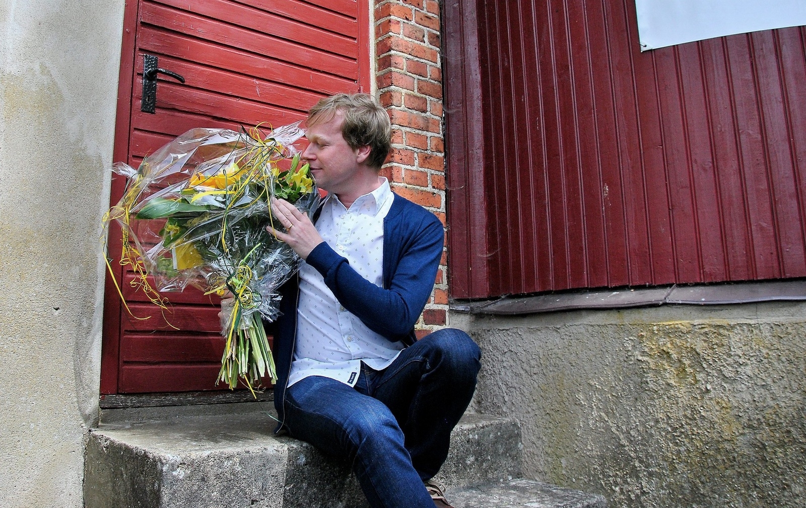 Komikern Johan Glans får årets Piratenpris. Tillkännagivandet gjordes som vanligt vid Pumphuset i Vollsjö. Foto: Caroline Stenbäck