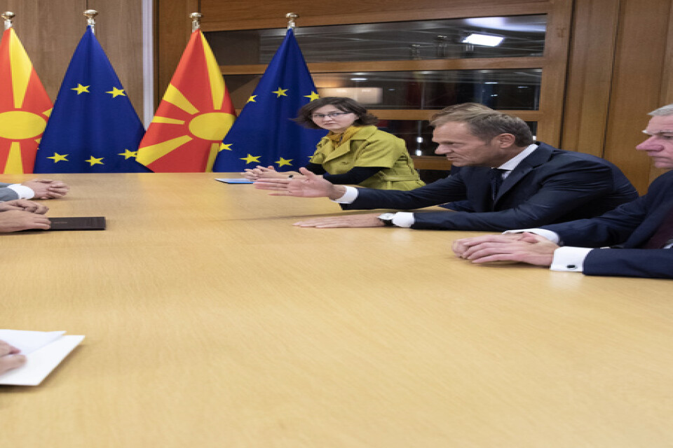 EU:s permanente rådsordförande Donald Tusk, på högersidan, talar vid ett möte med bland andra Makedoniens premiärminister Zoran Zaev. Mötet ägde rum häromdagen, inför det nu pågående toppmötet.