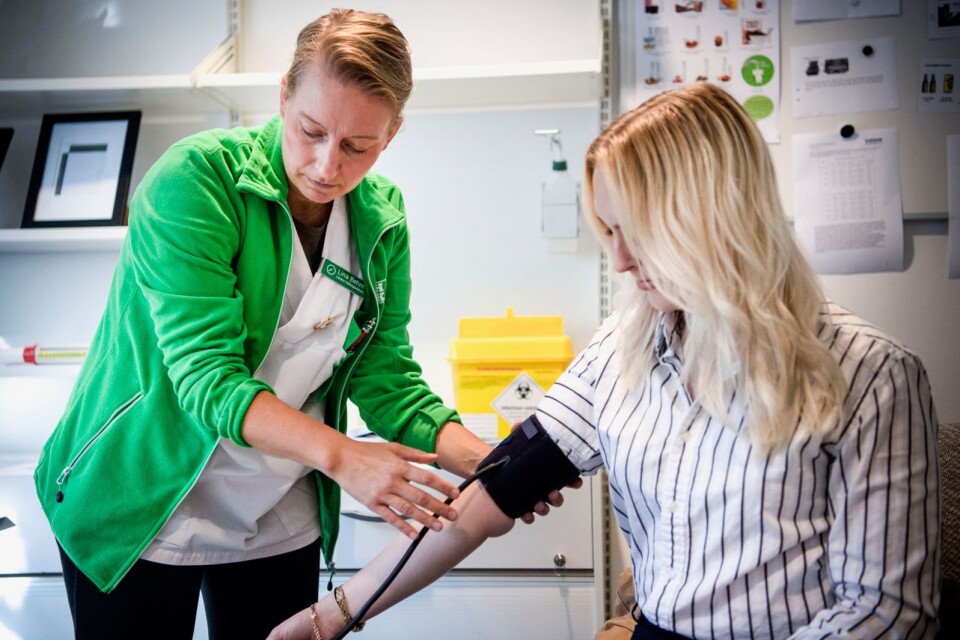 Emma Altenhammar tests her blood pressure with the help of Lina Behm who is a lecturer in nursing at the university.